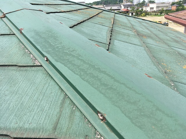 岐阜市でカラーベストに備わった棟板金の状態確認、釘の浮きや継ぎ目のシーリング劣化が見受けられました